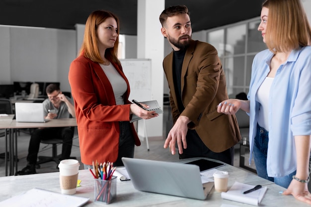 Personas hablando en una reunión de grupo en el trabajo