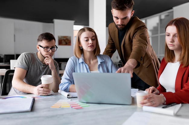 Personas hablando en una reunión de grupo en el trabajo