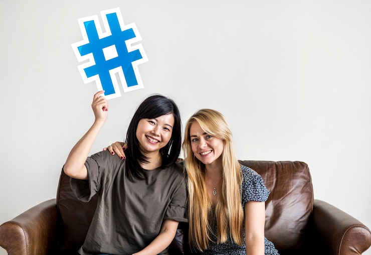 Foto gratuito personas con icono de símbolo de hashtag