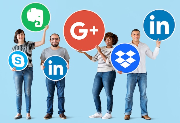 Personas con iconos de marcas digitales.