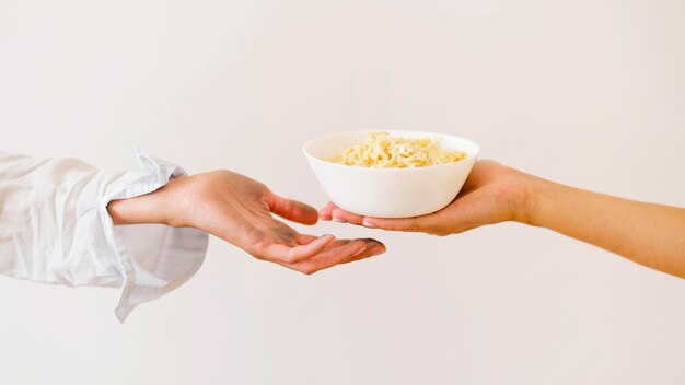 Personas intercambiando comida por comida día de caridad