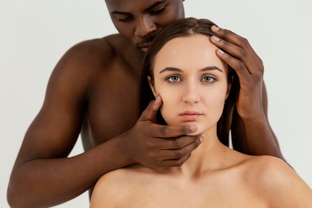 Personas interraciales posando en primer plano