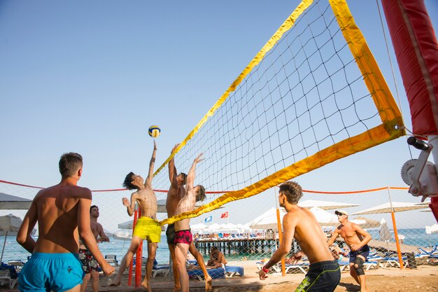 Personas jugando al voleibol