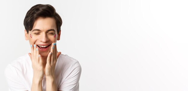 Personas lgbtq y concepto de belleza primer plano de hermoso hombre gay con uñas pulidas riendo y mirando