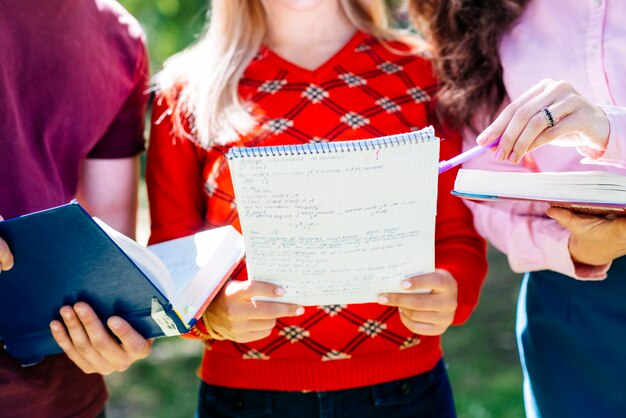 Personas con libreta y libros