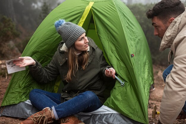 Personas con mapa y carpa hablando