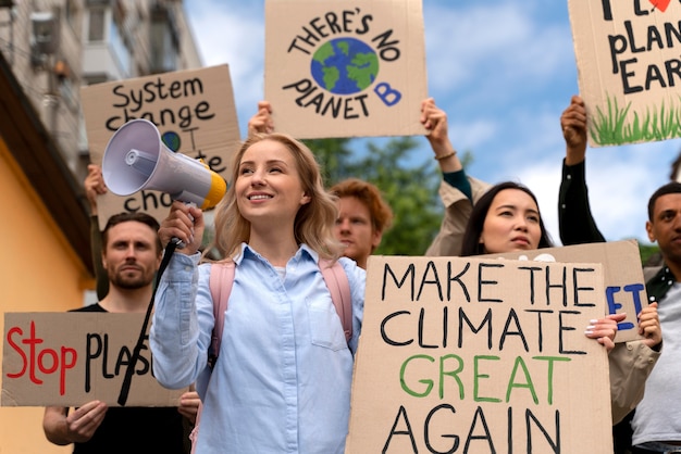Personas marchando juntas en protesta por el calentamiento global