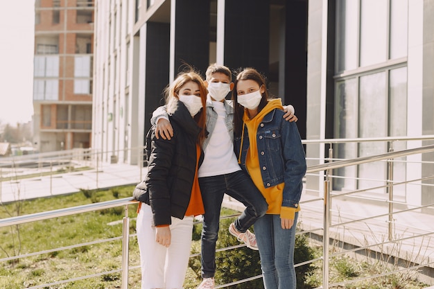 Foto gratuita personas en una máscara de pie en la calle