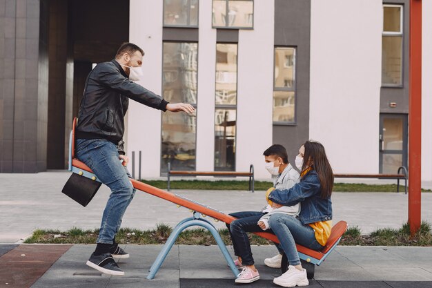 Personas en una máscara de pie en la calle