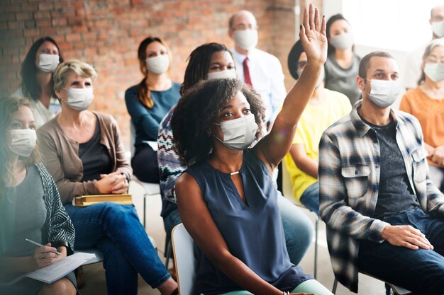 Personas con máscara durante el taller en la nueva normalidad