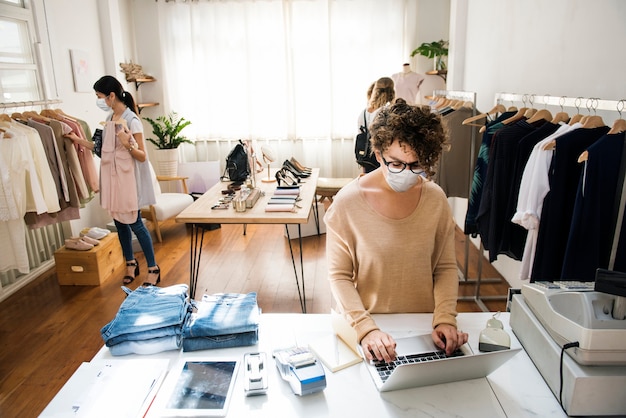 Foto gratuita personas con máscara en la tienda de ropa de compras en la nueva normalidad