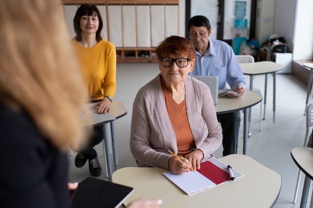 Personas mayores de alto ángulo aprendiendo juntas