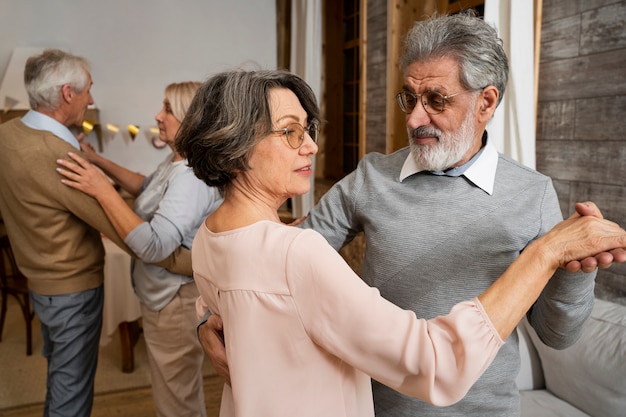 Personas mayores bailando en la fiesta