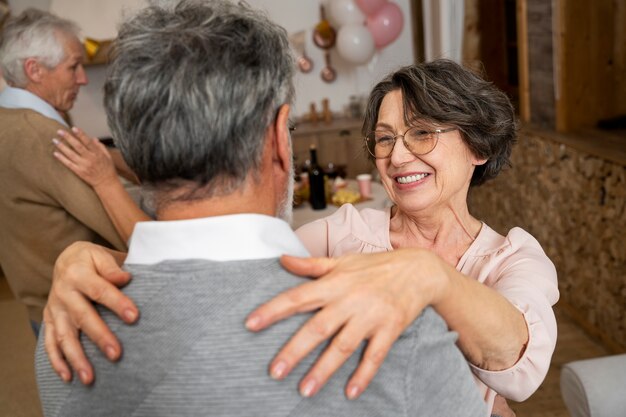 Personas mayores bailando en la fiesta