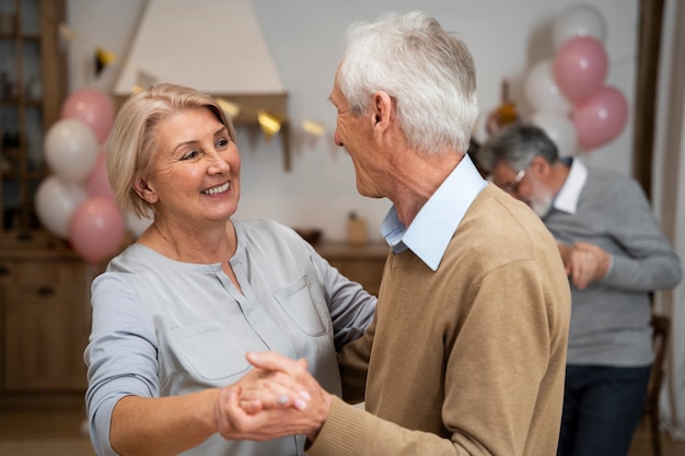 Personas mayores bailando en la fiesta