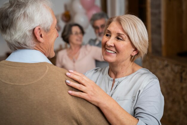 Personas mayores bailando en la fiesta