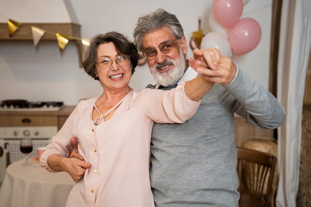 Personas mayores bailando en la fiesta