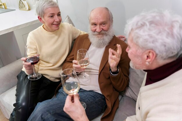Personas mayores celebrando juntas