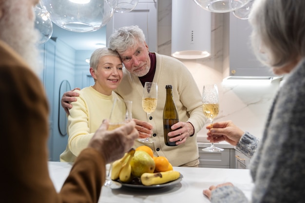 Personas mayores celebrando juntas