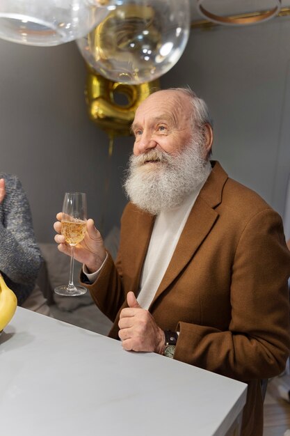 Personas mayores celebrando juntas