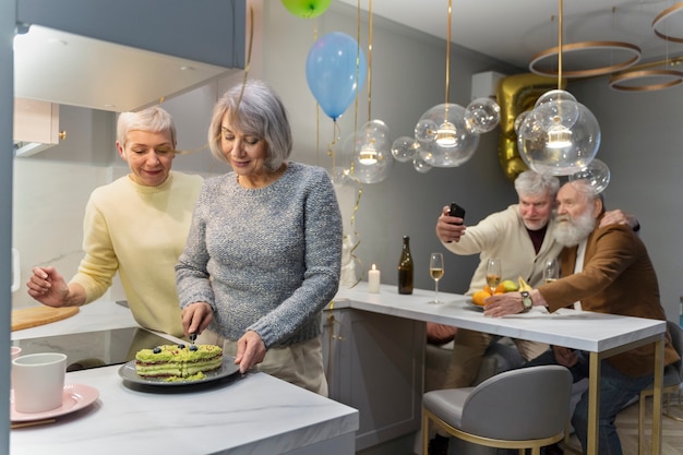 Personas mayores celebrando juntas