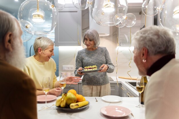 Personas mayores celebrando juntas