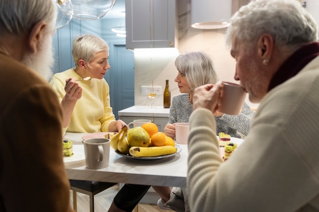 Personas mayores celebrando juntas