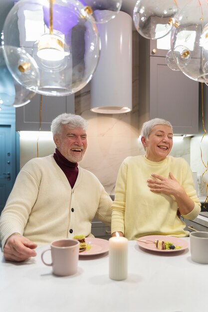 Personas mayores celebrando juntas