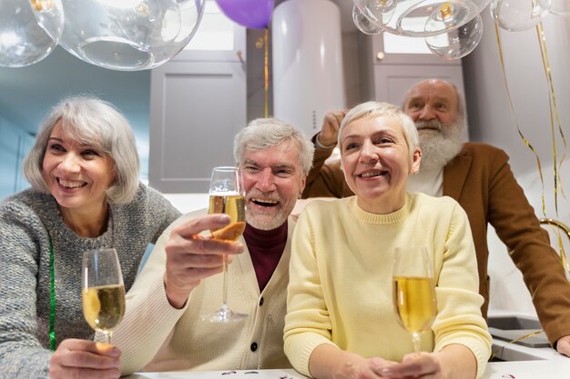 Personas mayores celebrando juntas