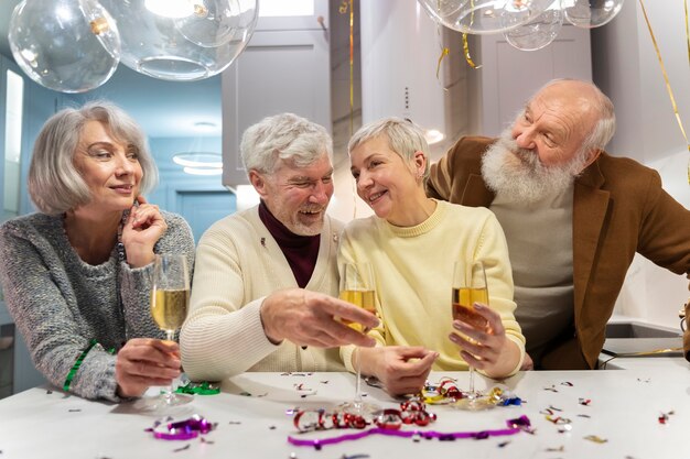 Personas mayores celebrando juntas