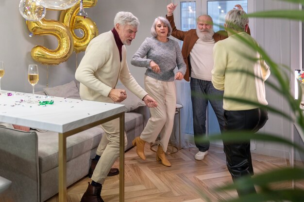 Personas mayores celebrando juntas