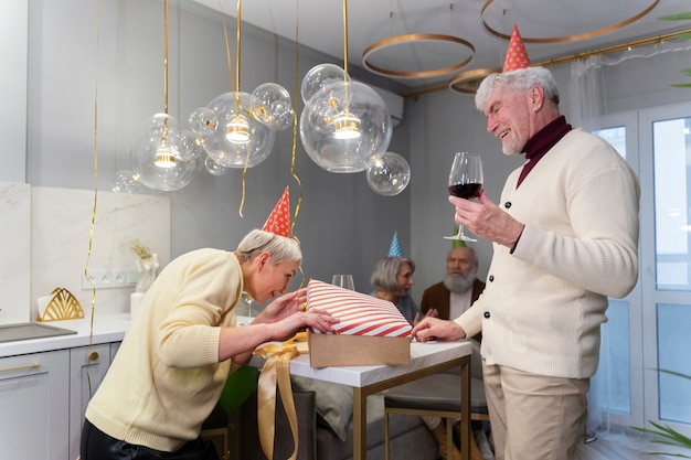 Foto gratuita personas mayores celebrando juntas