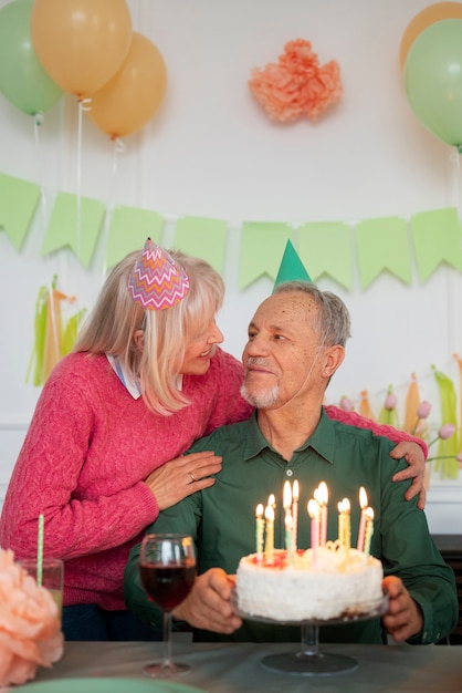 Foto gratuita personas mayores celebrando su cumpleaños