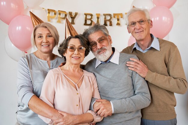 Personas mayores divirtiéndose en la fiesta