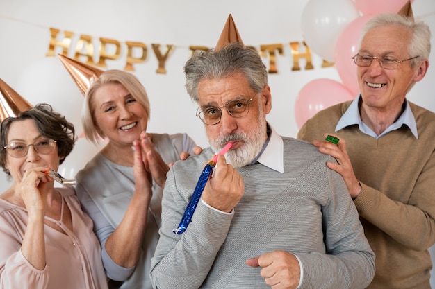 Foto gratuita personas mayores divirtiéndose en la fiesta