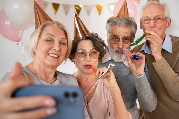 Personas mayores divirtiéndose en la fiesta