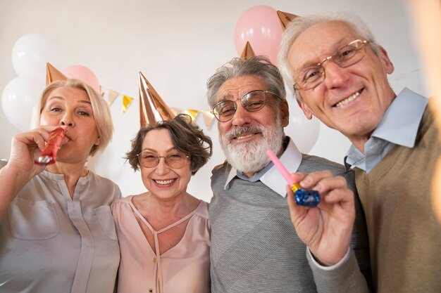 Personas mayores divirtiéndose en la fiesta