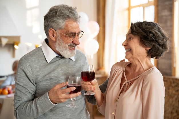 Personas mayores divirtiéndose en la fiesta