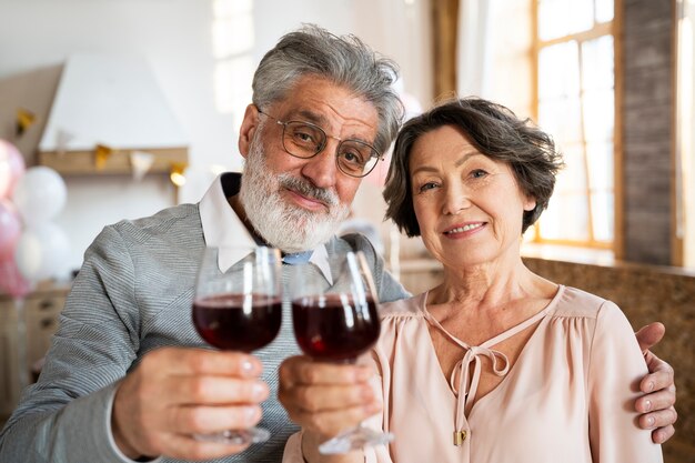 Personas mayores divirtiéndose en la fiesta