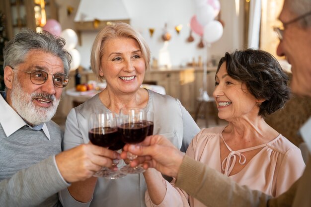 Personas mayores divirtiéndose en la fiesta