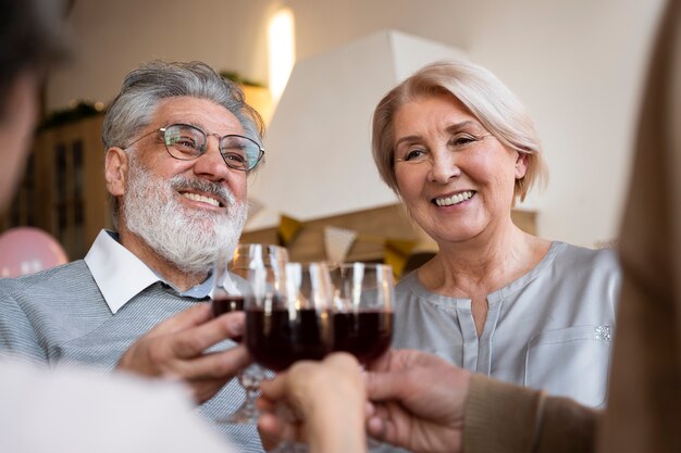 Personas mayores divirtiéndose en la fiesta