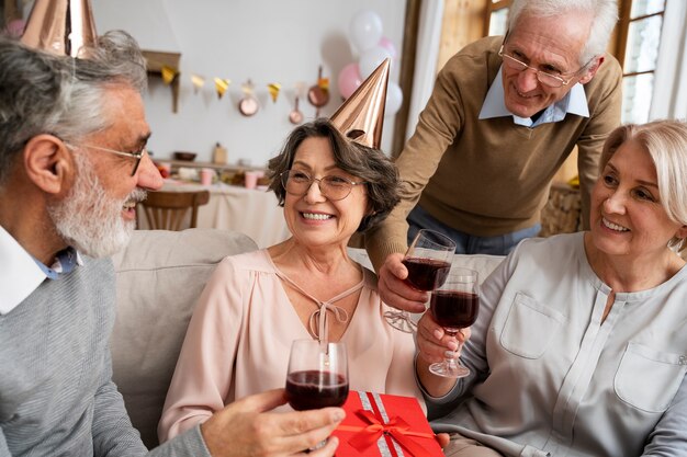 Personas mayores divirtiéndose en la fiesta