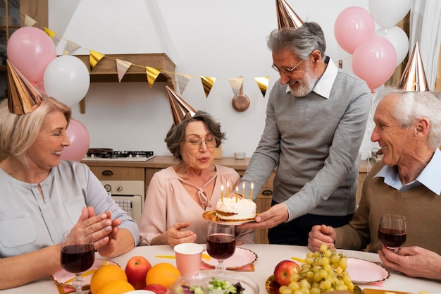 Personas mayores divirtiéndose en la fiesta