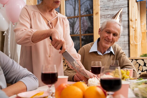 Personas mayores divirtiéndose en la fiesta