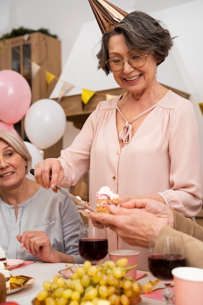 Personas mayores divirtiéndose en la fiesta