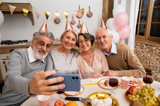 Personas mayores divirtiéndose en la fiesta