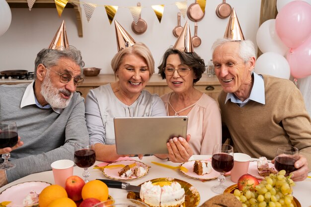 Personas mayores divirtiéndose en la fiesta