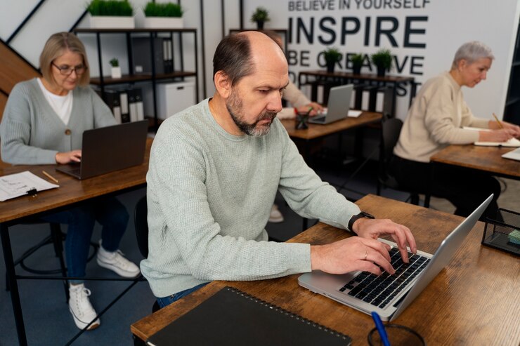 Foto gratuito personas mayores en la escuela durante la clase con computadora portátil