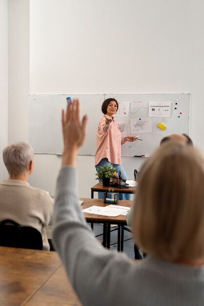 Personas mayores en la escuela durante la clase