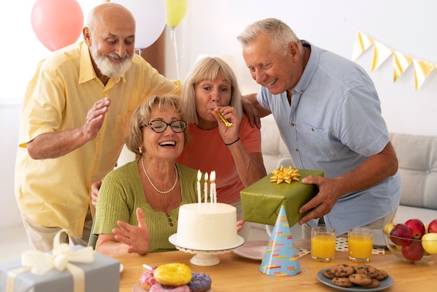 Foto gratuita personas mayores en fiesta de cumpleaños